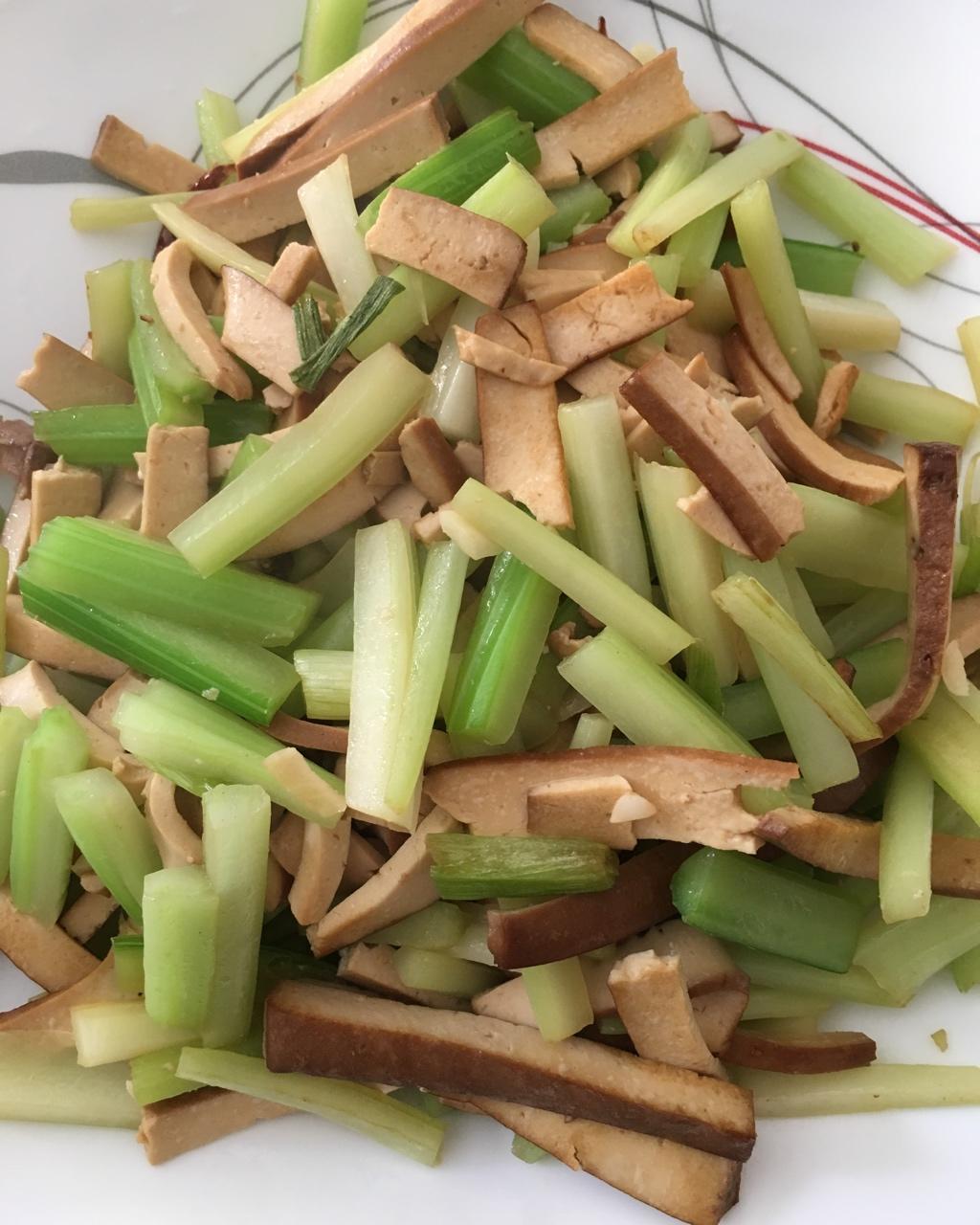 素菜：芹菜炒豆腐干
