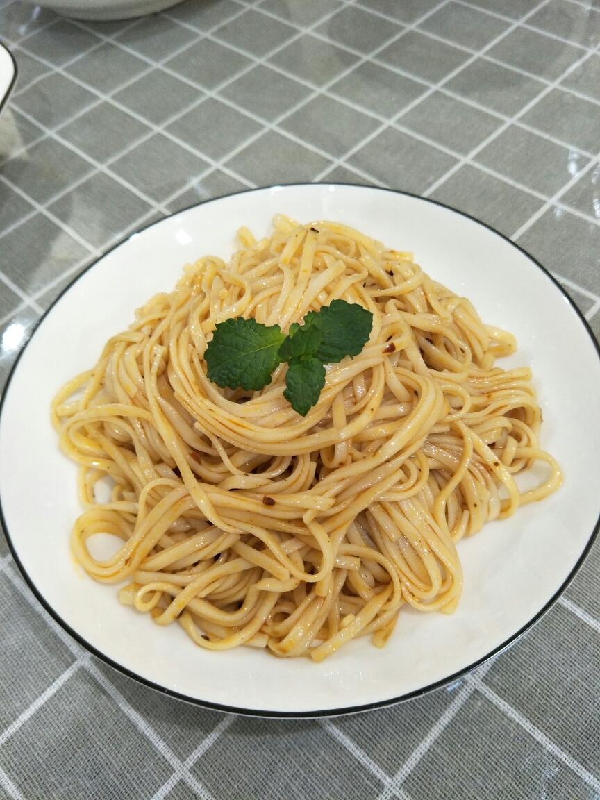 夏天不可缺少的早餐选择-老干妈拌面