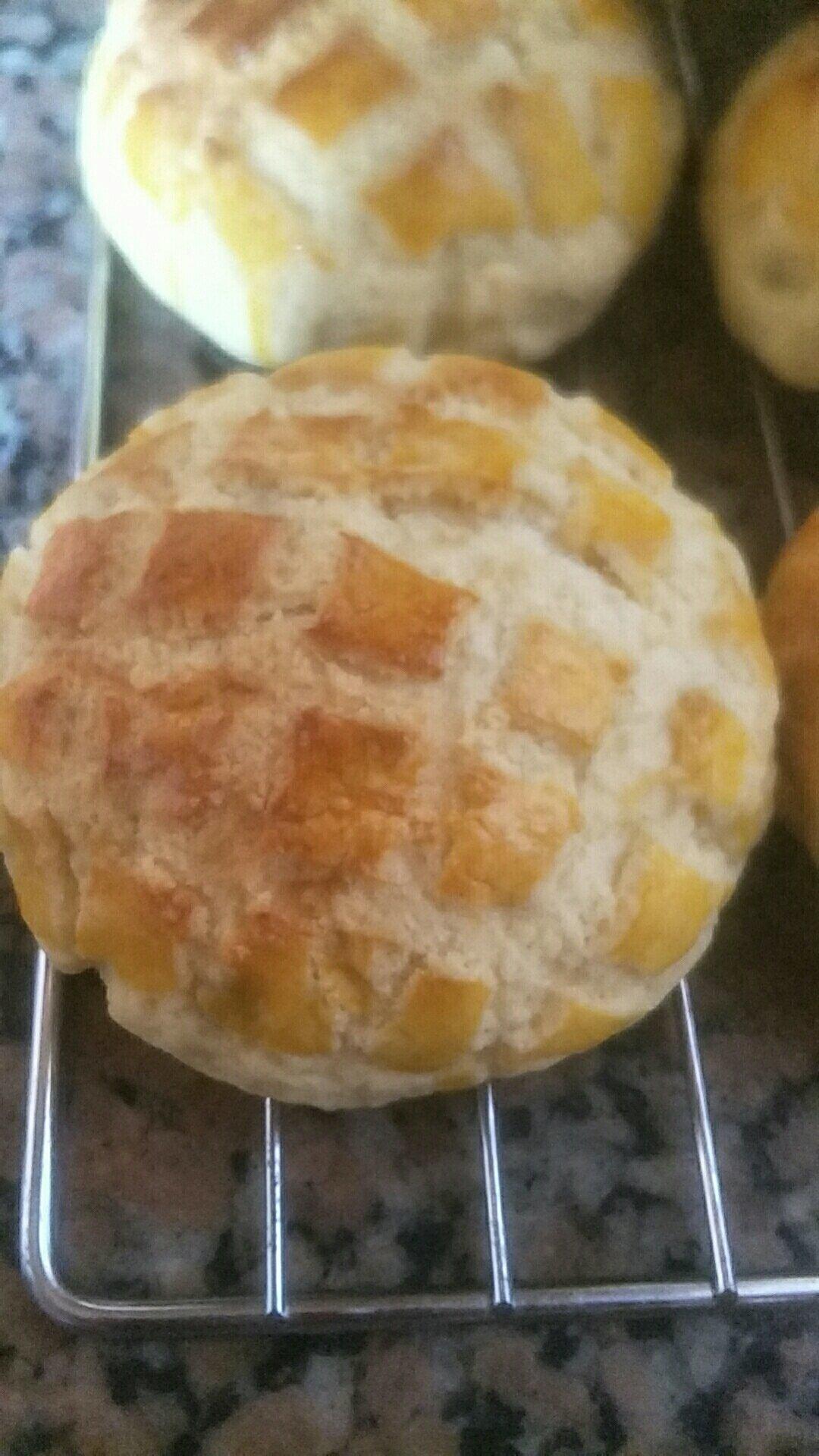 好吃到炸裂的港式菠萝包（附带制作酥皮的小视频）