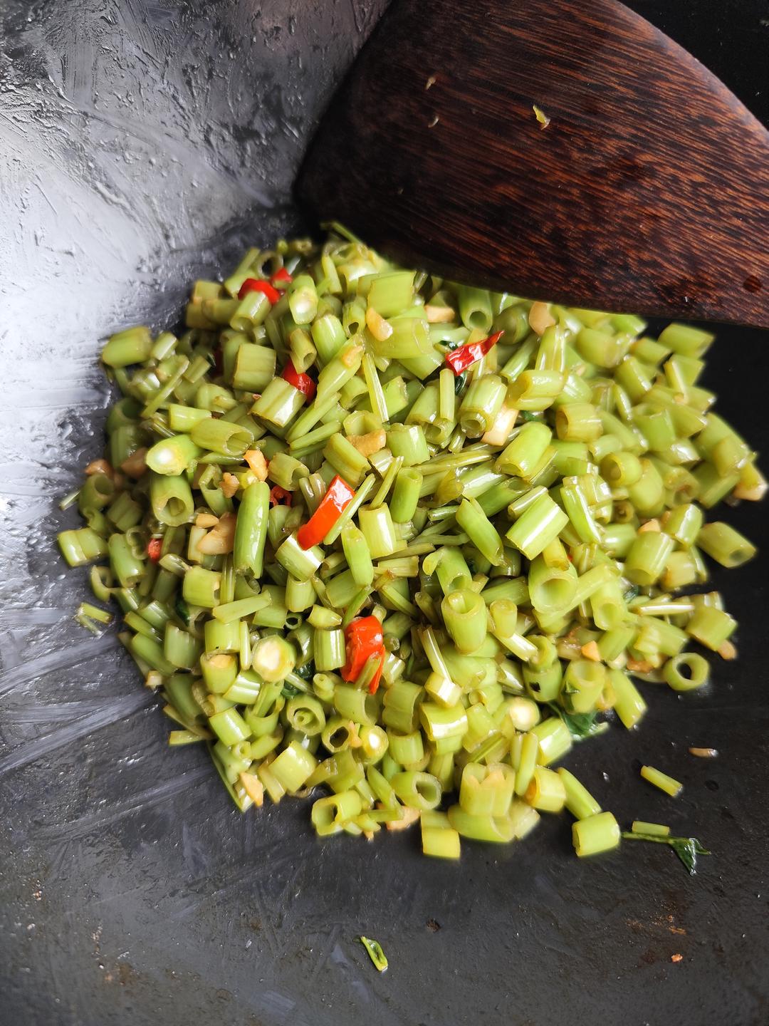 夏天连吃三大碗饭的秘密武器：酸辣空心菜梗