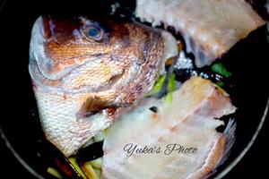 红烧真鯛鱼头（超好吃）【真鯛の甘辛煮】的做法 步骤3