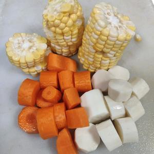 玉米红罗卜淮山鸡脚汤的做法 步骤2