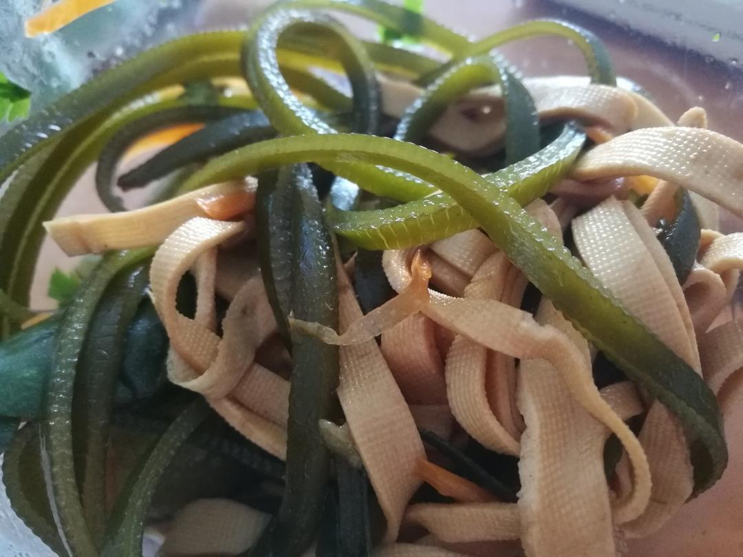 超快手的凉拌千张黄瓜胡萝卜丝