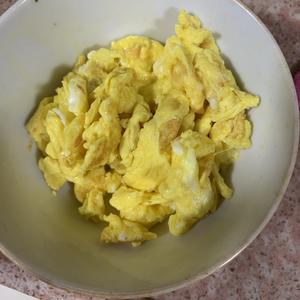 莴笋炒鸡蛋香肠木耳的做法 步骤4