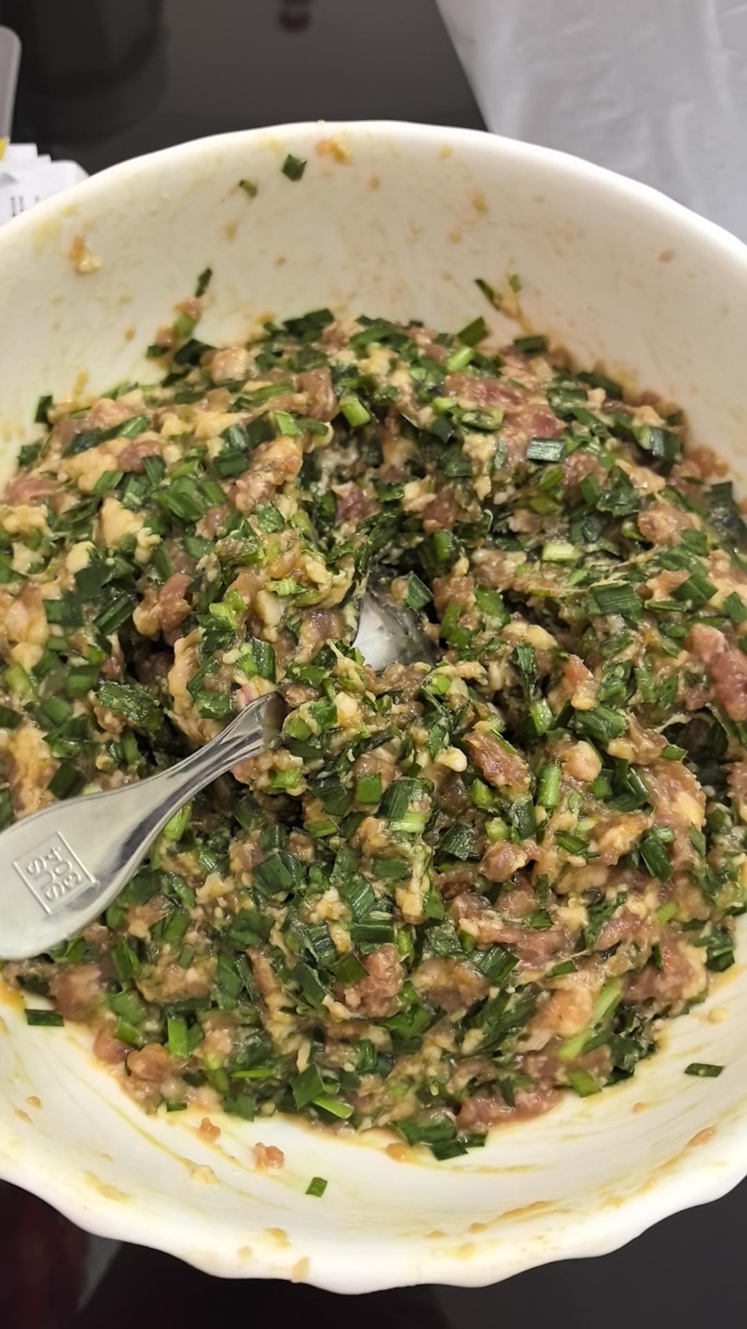 韭菜猪肉饺子(附擀皮和最简单的饺子包法)