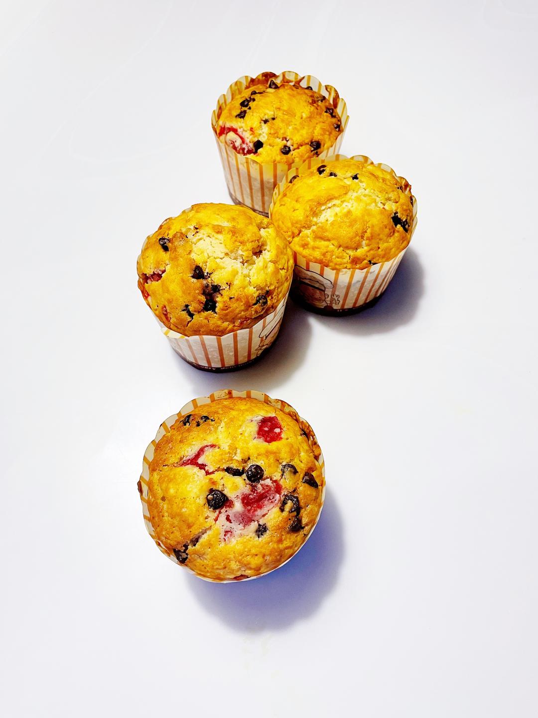 简单快速湿润的草莓巧克力马芬