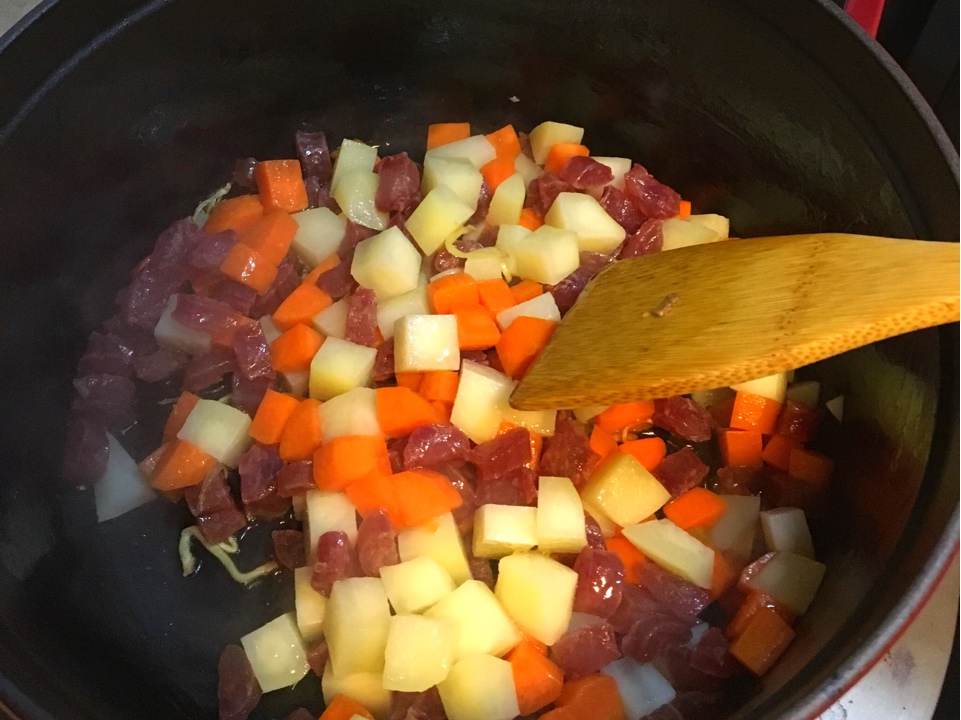 铸铁锅版土豆香肠焖饭的做法 步骤4
