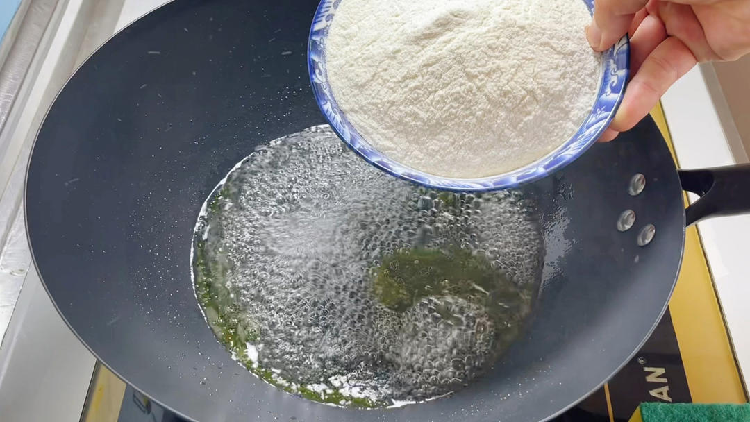 把面粉倒进滚烫的开水中，出锅瞬间变美食，吃一次忘不了，太香了