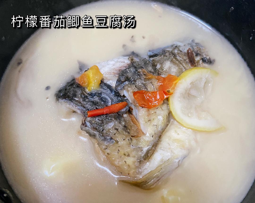 灵魂奶白鱼汤——柠檬番茄豆腐鲫鱼汤（0难度)