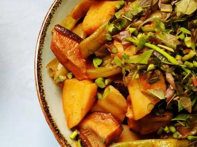 一款居家必备的省心菜丨炖土豆 · 圆满素食的做法