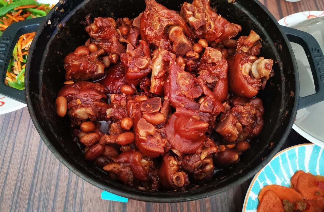 南乳花生猪脚煲