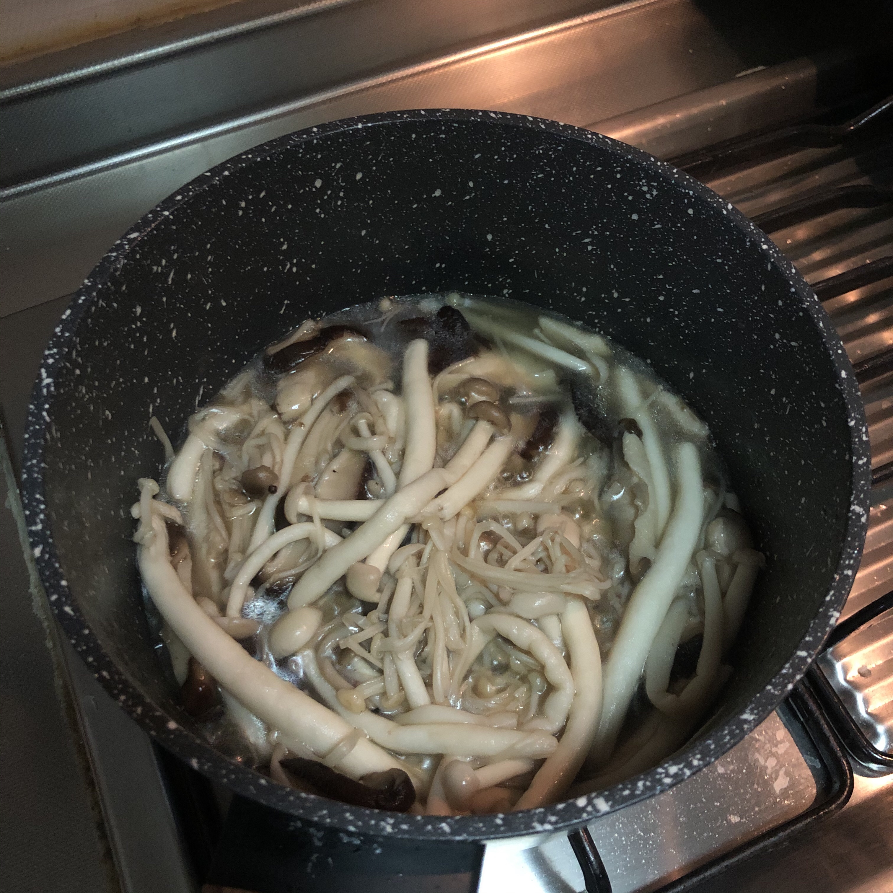 鸡汁菌菇虾仁豆腐汤+太太乐鲜鸡汁快手菜的做法 步骤3