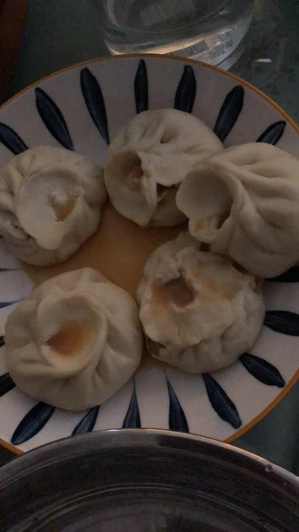 松软多汁的肉包子