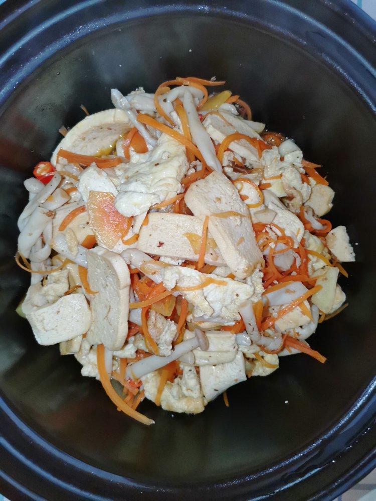 鲜菇豆腐煲