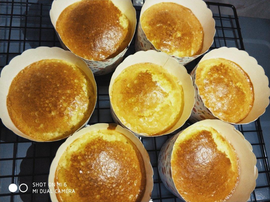 全蛋法打发原味海绵杯子蛋糕