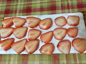 半脂免烤草莓果冻慕斯的做法 步骤9
