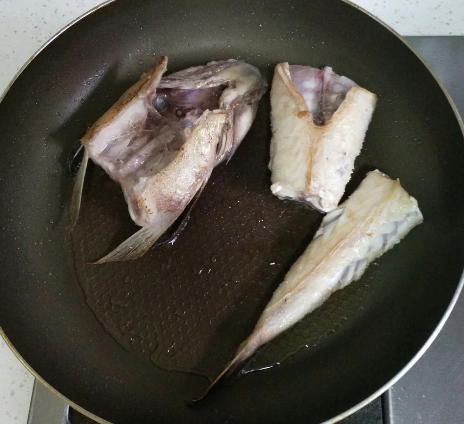 红烧辫子鱼的做法 步骤2