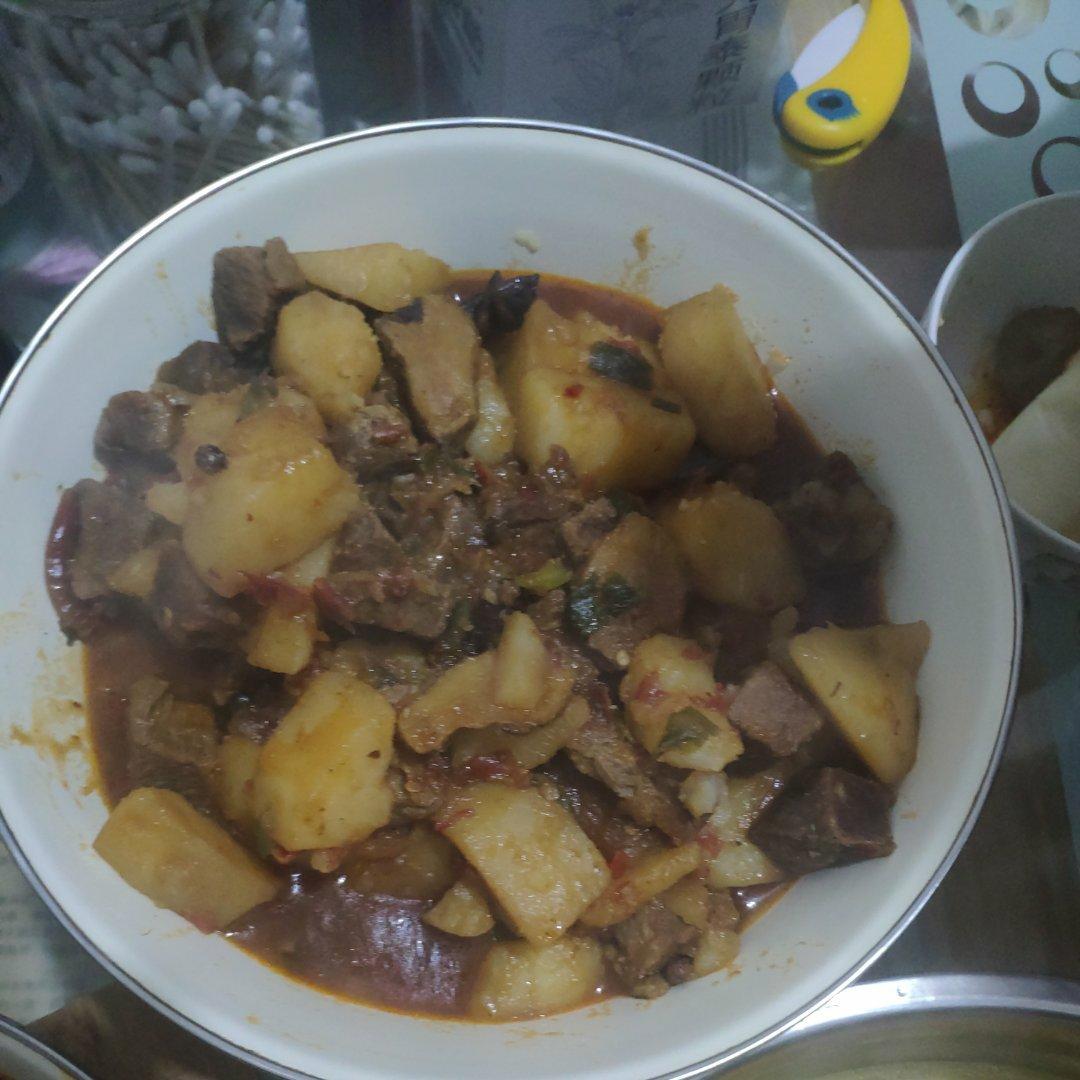 土豆焖牛腩