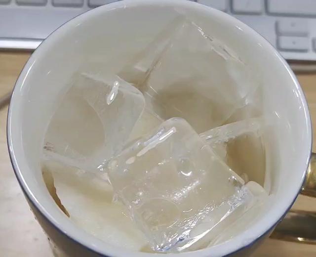 雪梨苏打水的做法