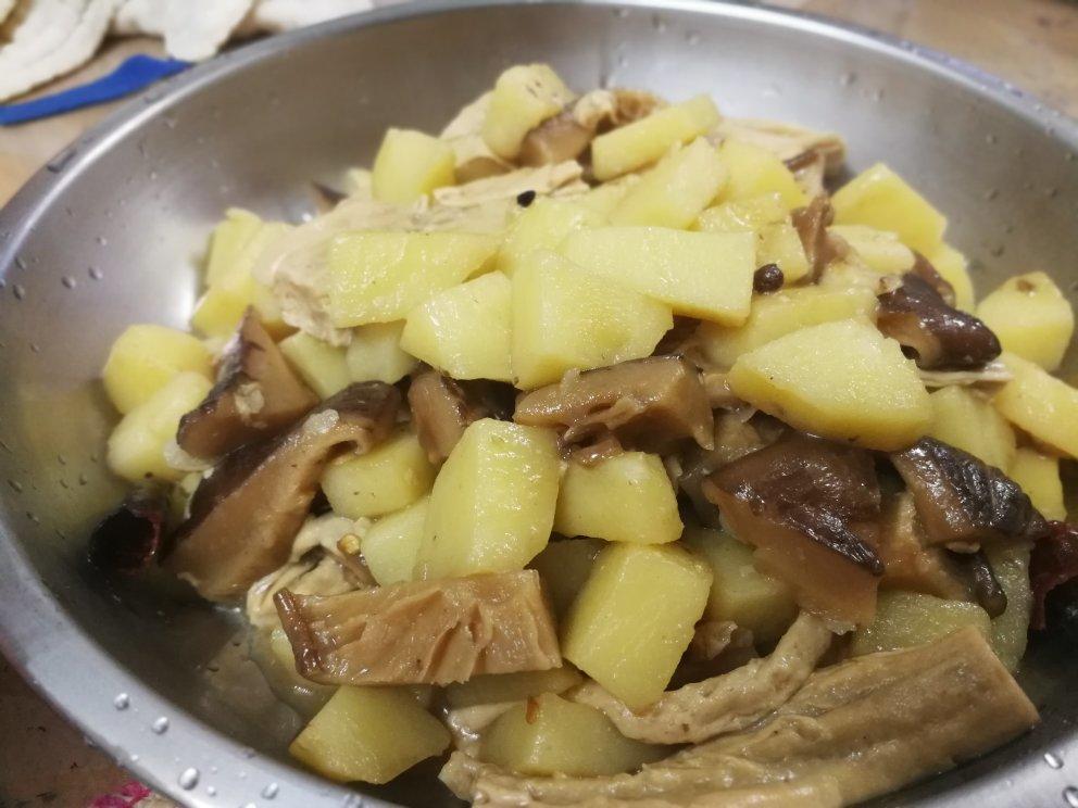 红烧土豆香菇腐竹