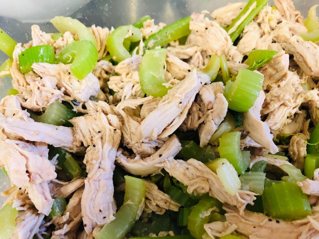 香芹凉拌手撕鸡胸肉 低卡减肥方便快捷~