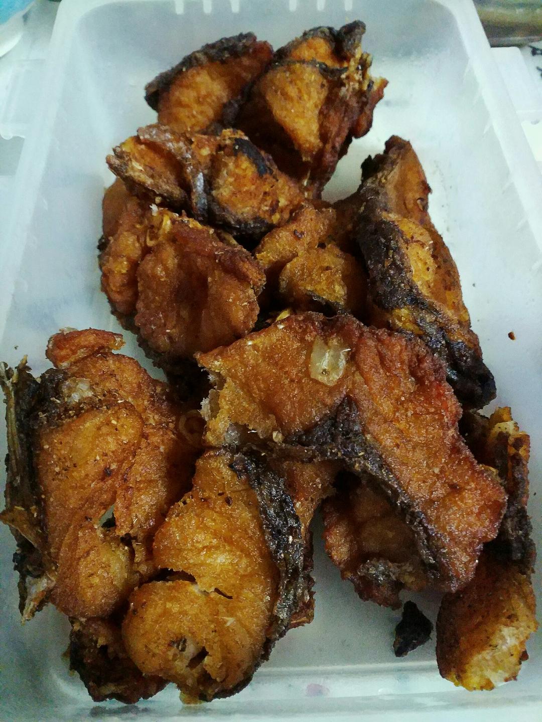 爆鱼。又叫熏鱼。