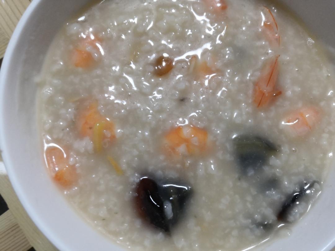 皮蛋鲜虾粥（快手懒人版）的做法