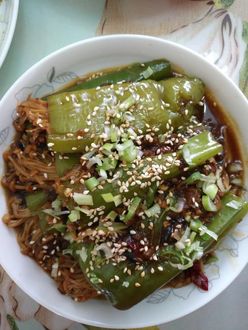 虎皮尖椒酿金针菇的做法