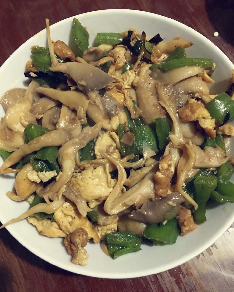 平菇青椒炒鸡蛋 好吃又营养的超快手家常菜