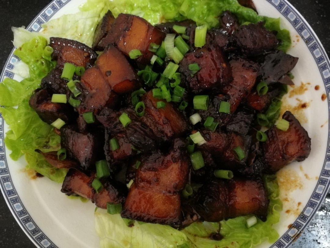 吃着碗里望着锅里的红烧肉