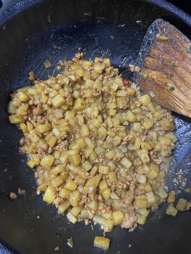 辣肉面浇头（肉糜+土豆+五香豆干）的做法