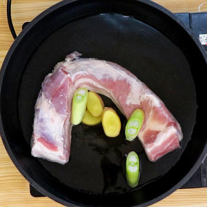 五花肉炖酸菜+蒜泥白肉的做法 步骤1