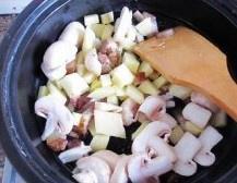 土豆蘑菇腊味饭的做法 步骤5