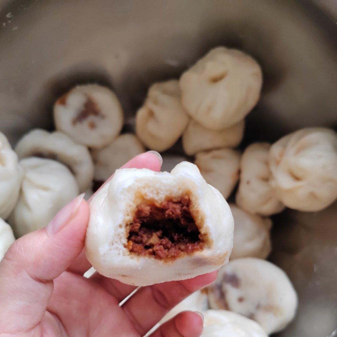 一口吃到很多肉的酱肉包