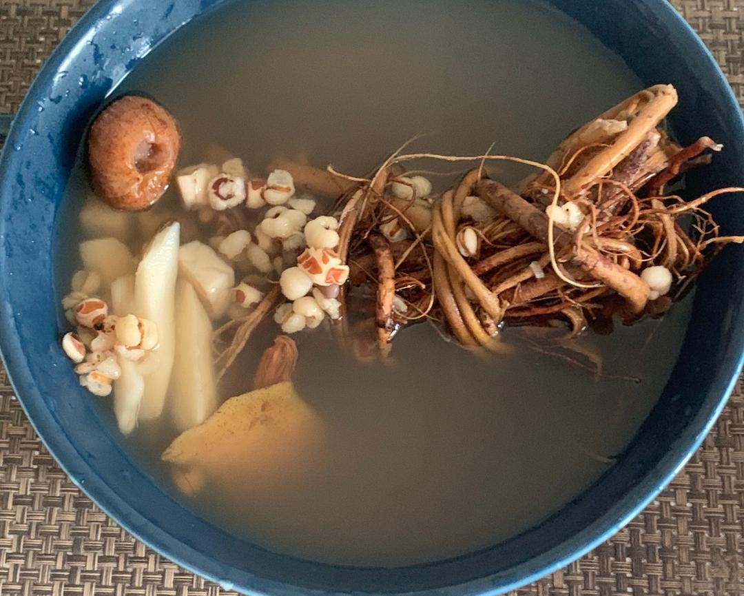 美食编辑梦森做的五指毛桃茯苓去湿汤二