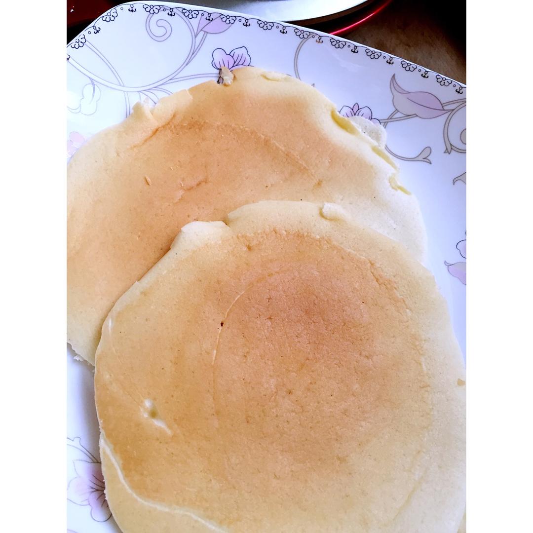 【酸奶松饼yogurt pancake】，搭上黑莓果酱和枫糖的美味。