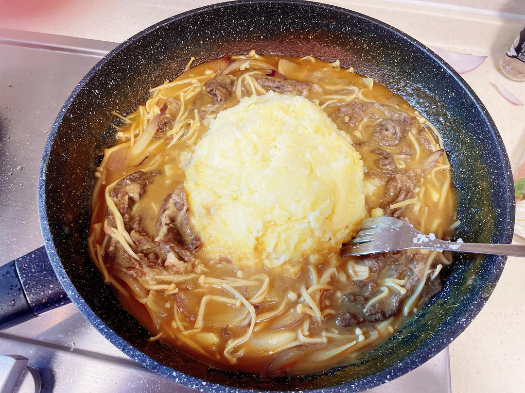 咖喱金针菇肥牛盖土豆泥，绝对好吃吃吃吃