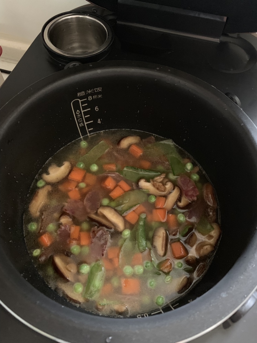 春日豌豆腊肠香菇胡萝卜糯米饭的做法 步骤3
