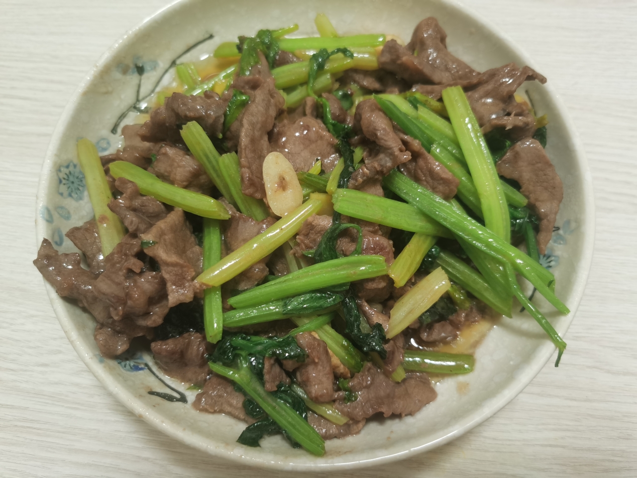牛肉炒芹菜(不老不柴嫩滑多汁)
