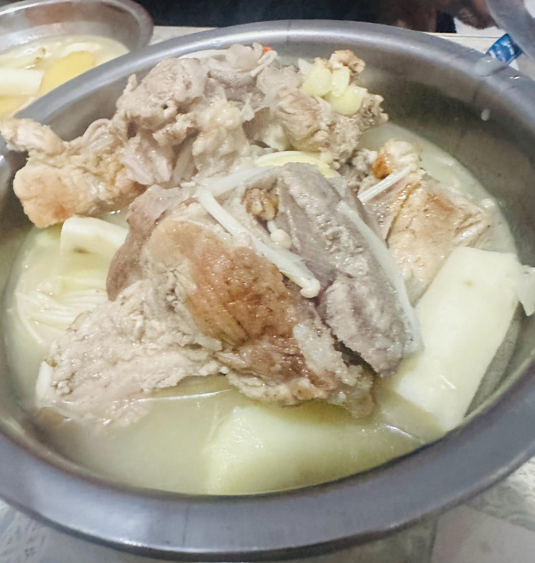 炖大骨头汤（汤色奶白）