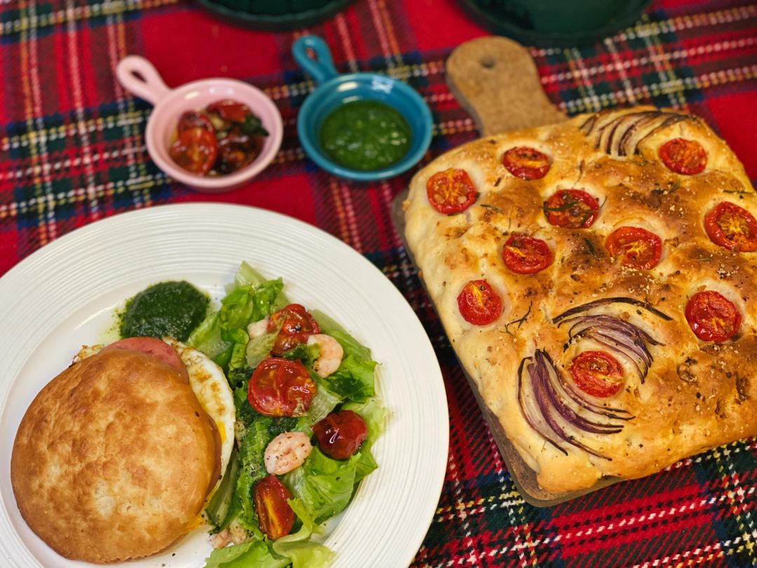 迷迭香番茄青豆佛卡夏Focaccia layered with rosemary tomatoes&peas——北鼎烤箱食谱