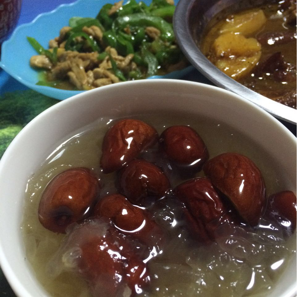 冰糖银耳红枣汤