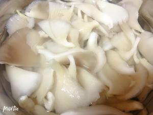 上班族的快手简单晚餐——香葱鲜蘑的做法 步骤2