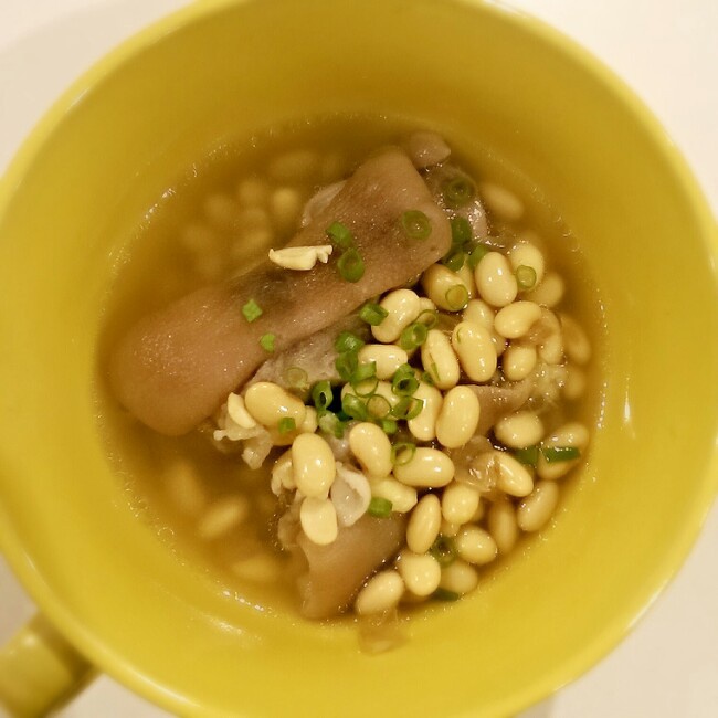 黄豆花生猪脚汤