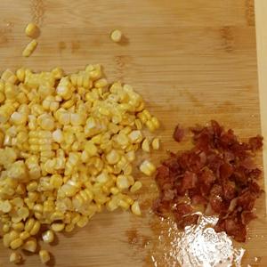 培根玉米炒蛋的做法 步骤2