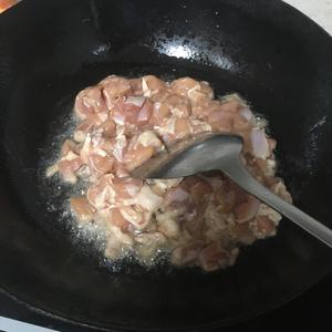 小炒鸡丁（鸡腿肉）的做法 步骤7