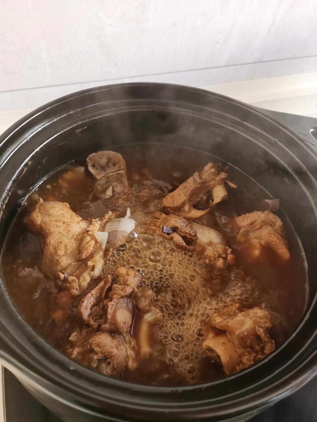 大酱骨（酱香浓郁软烂脱骨的大酱骨，汤汁拌饭吃2碗）