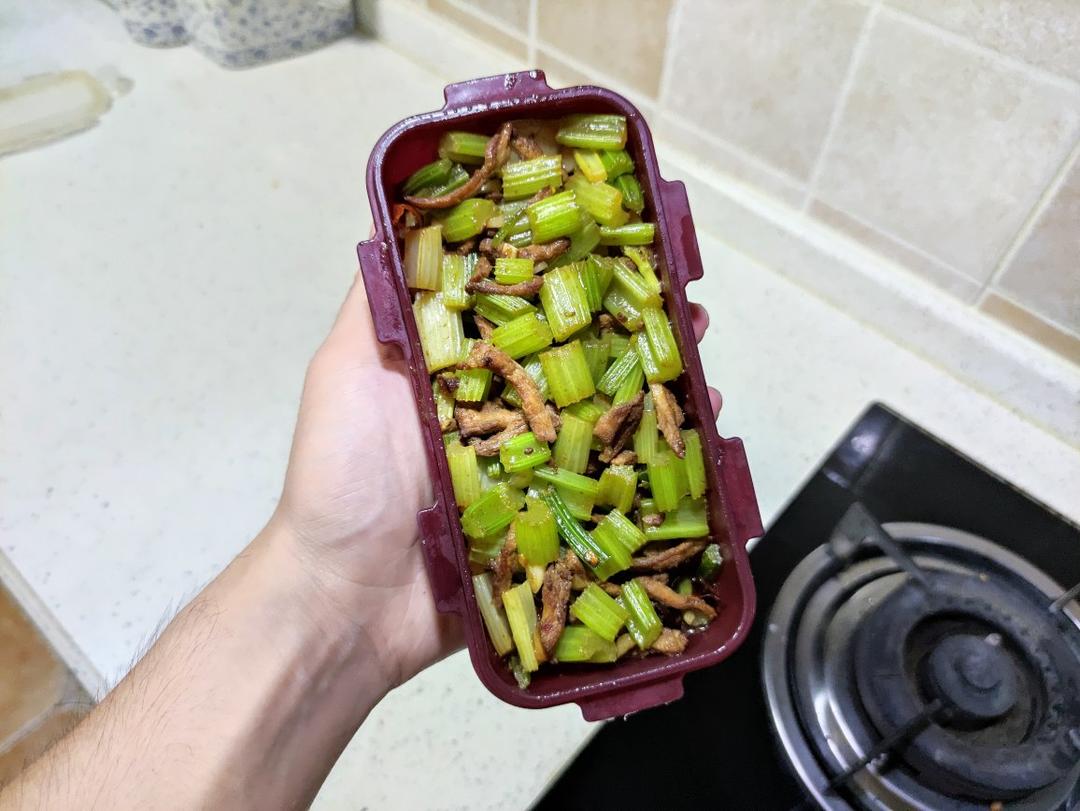 有点费米饭的芹菜炒肉
