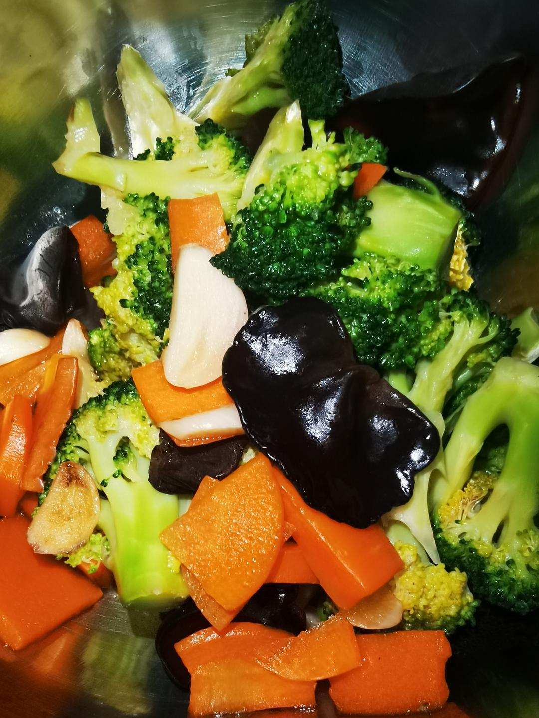 西兰花胡萝卜炒木耳