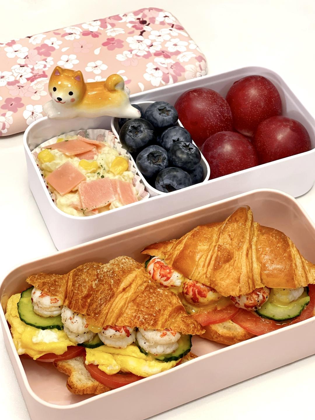 小龙虾可颂三明治